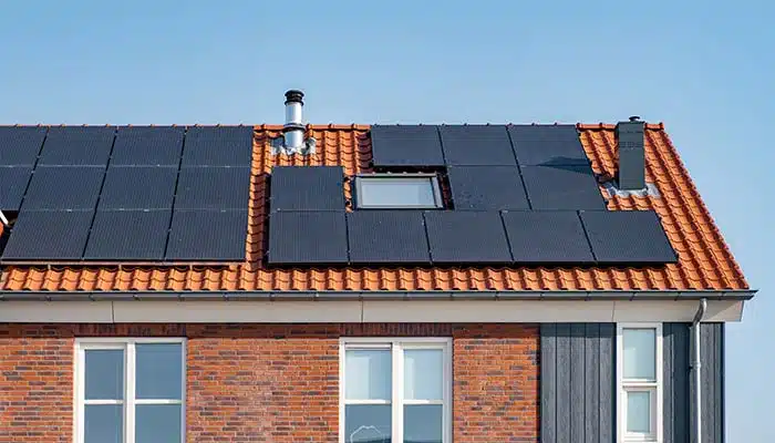 Freie Dachflächen in der Wohnungswirtschaft für Photovoltaikanlagen nutzen. 