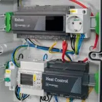 Ein Energiemanager für Gebäude in Kombination mit Heat Crontrol steuert Energieflüsse anhand von Prognosen.